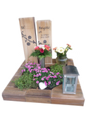 Urnengrab-Steele-Sandfarbe-Ranke-Blumen